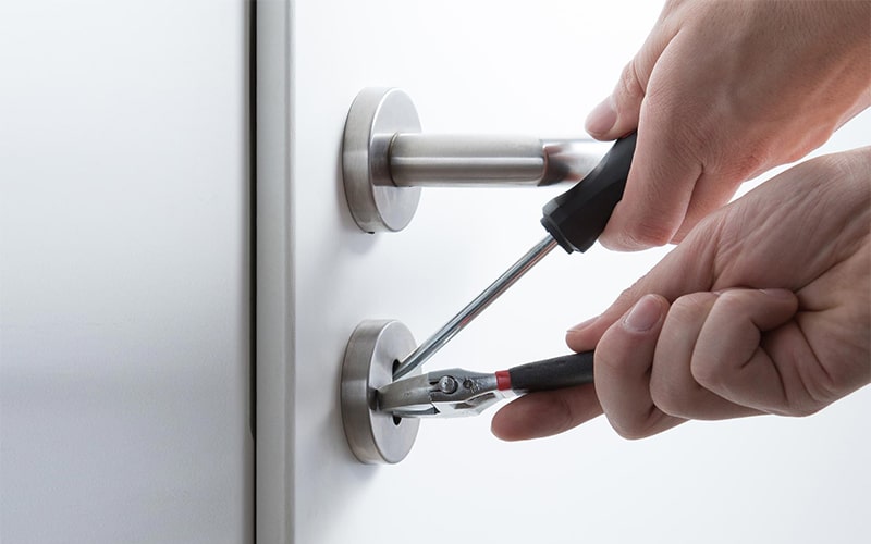 استفاده از انبردست یا دم باریک در درآوردن کلید شکسته در قفل