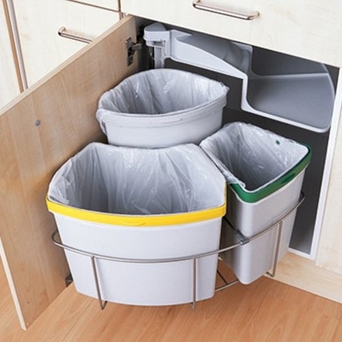 از مزایای نصب سطل زباله توکار در کابینت، انجام راحت تفکیک زباله است.